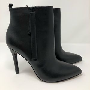 Pour la Victoire ankle boots.